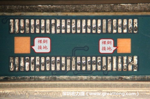 把板對板連接器全部移除，發(fā)現(xiàn)其下方板子共有兩個裸銅的方形設(shè)計(jì)。