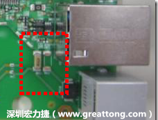 有人認(rèn)為電容旁邊已經(jīng)有螺絲將電路板固定于機(jī)殼上了，不應(yīng)該發(fā)生電路板彎曲的現(xiàn)象才對(duì)。