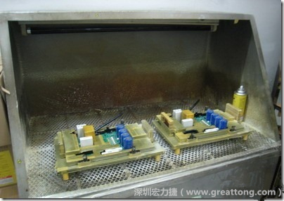 使用噴涂(Spraying)方式作業(yè)conformal coating時，需設(shè)備抽真空的設(shè)備，否則噴涂的物質(zhì)會飄散到空氣當中，影響人體的健康。