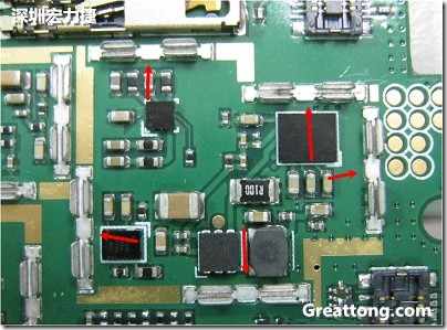 圖中顯示一塊電路板使用這種屏蔽夾(shielding clip)的實例?；旧衔覀冊趶澖堑牡胤蕉荚O計擺放了一個屏蔽夾，這樣可以讓作業(yè)員比較方便安裝屏蔽罩(shielding can)時的對位準確。然后在其他沒有屏蔽夾的地方也設計了一些接地的布線，一來可以稍微提升屏蔽罩的電磁隔絕能力，另一方面也可以為屏蔽夾無效時，馬上可以更改為屏蔽框，而無需要重新設計電路板。