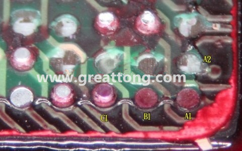 下圖是紅墨水測(cè)試后將PCB板子拿回來(lái)側(cè)一個(gè)角度拍攝的照片，就可以很清楚的看到錫球黏在PCB端，或不在PCB端。