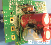 元件選擇不當導(dǎo)致大量電流或電壓流經(jīng)電路，將會發(fā)生像這個燒融電容器的損壞情形。