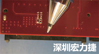 連接器邊緣稍突出于電路板的邊緣。