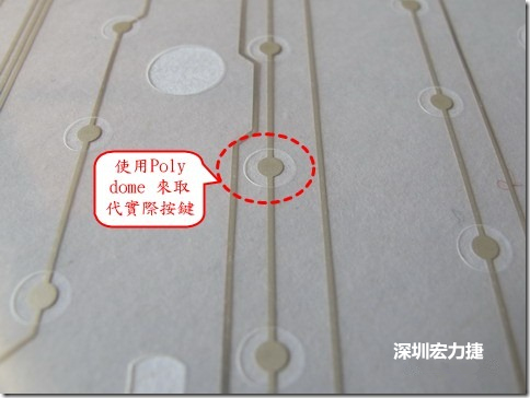 仔細(xì)看下面的第一張圖片，在圓形的節(jié)點(diǎn)旁邊有個(gè)圓形的開(kāi)口，這個(gè)開(kāi)口墊高了鍵盤(pán)按鍵的接觸點(diǎn)線路。