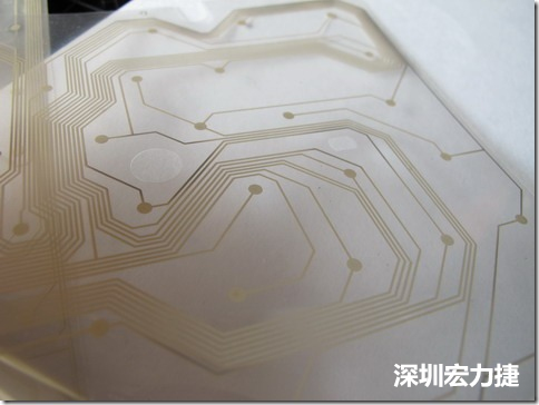 下面第二個(gè)圖則是另一片也有著按鍵線路的PTF，當(dāng)上、下兩面PTF的按鍵結(jié)點(diǎn)互相接觸后就可以計(jì)算出是哪個(gè)按鍵被按下了?？墒钱?dāng)按鍵沒(méi)有按下時(shí)，上下兩片PTF的線路則是分開(kāi)的，所以上圖那片PTF的線路上面其實(shí)還另外覆蓋了另一層透明的PET作為絕緣層，只露出了需要在鍵盤(pán)按下時(shí)才會(huì)碰觸的接觸點(diǎn)，因?yàn)檫@些材質(zhì)使用的都是Polymer，所以才撐這樣的技術(shù)為Polydome(聚合簧片)。