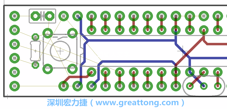 到目前為止，你應(yīng)該只剩下四個(gè)部分還未進(jìn)行布線(xiàn)，10K重置上拉電阻器、重置電容和1×6的序列排針。