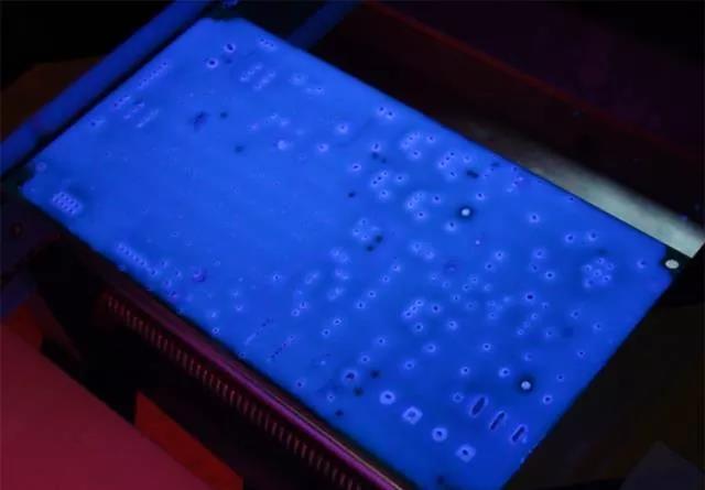 經(jīng)過(guò)涂覆工藝后的PCB，在紫光燈下的拍攝效果，原來(lái)coating也可以這么美！