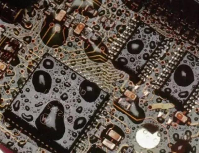 經(jīng)過(guò)涂覆工藝后的PCB，在表面形成透明的保護(hù)膜，能有效防止水珠和潮氣侵入，避免漏電和短路。