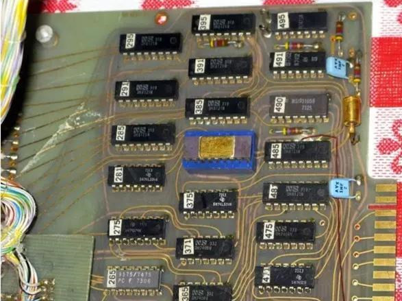 1972年開(kāi)發(fā)的一塊基于Intel 8008的計(jì)算機(jī)中的印刷電路板。(資源來(lái)源：DigiBarn計(jì)算機(jī)博物館)